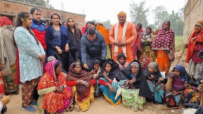 वरदान चैरिटेबल ट्रस्ट ने जरूरतमंदों के बीच टोपी, जैकेट, स्वेटर, इनर व कंबल का किया वितरण