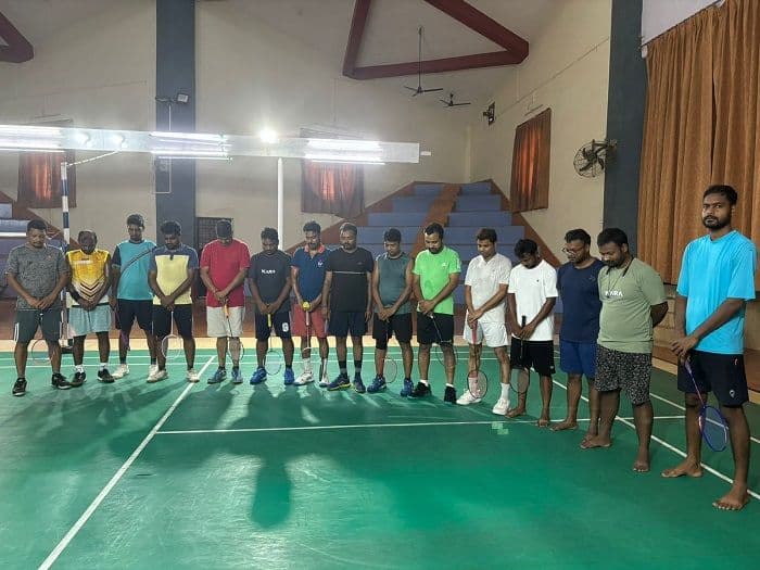 मॉर्निंग क्लब के मेंबरों ने इंडोर में गुरु जी के निधन पर 2 मिनट का  मौन रख, दी श्रद्धांजलि
