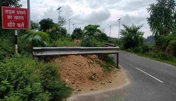गिरिडीह - डुमरी NH-114A पर सड़क के नीचे बना मौत का गोफ
