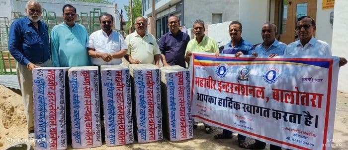 महावीर इंटरनेशनल ने गर्मी में पशुओं के लिए बांटी पानी पीने की सीमेंट टंकियां