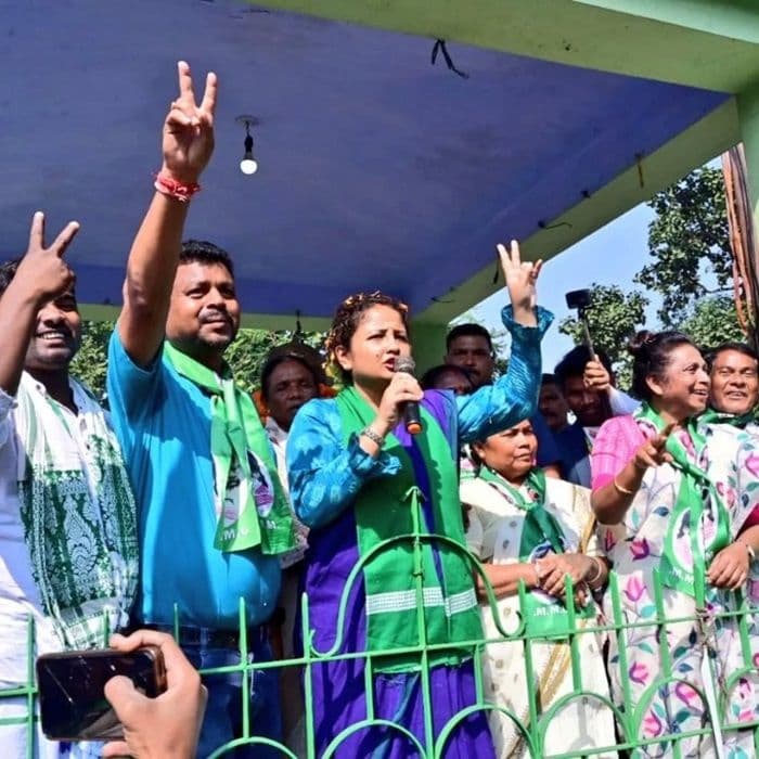 झामुमो की स्टार प्रचारक एवं गांडेय विधायक कल्पना सोरेन ने घाटशिला उप चुनाव में सुरदा क्रासिंग से मुसाबनी तक रोड शो किया  