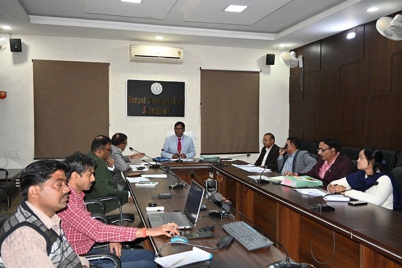 सभी वन प्रमंडल इको रेस्टोरेशन पर करें ठोस कार्यवाही: प्रधान मुख्य वन संरक्षक संजीव कुमार