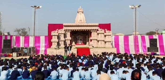 रेहला में संत पॉल कॉन्वेंट स्कूल में सरस्वती पूजा की रही धूम, बच्चों ने मां सरस्वती से मांगे आशीर्वाद 