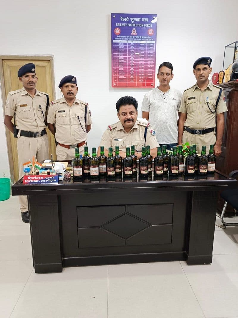 रांची स्टेशन पर आरपीएफ ने 18 शराब की बोतलें बरामद की
