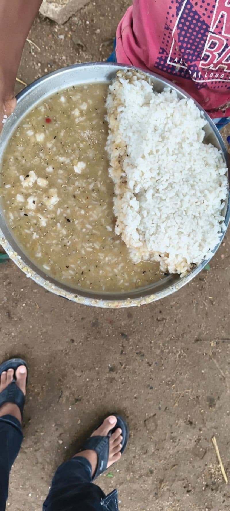 मध्यान भोजन में अनियमितता बरते जाने पर बीडीओ  ने प्रधानाध्यापक के वेतन पर लगाया रोक