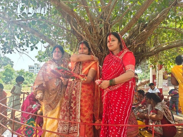वट सावित्री पूजा पर महिलाओं ने की पति की दीर्घायु की कामना