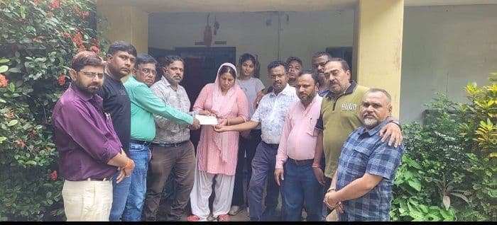 पत्रकार मृत्युंजय के परिवार को प्रेस क्लब ने सौंपी एक लाख की सहायता राशि