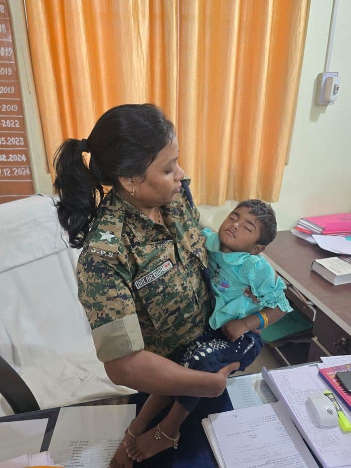 लातेहार बाजार में मिली अकेली नाबालिग बच्ची पहचान हेतु आमजन से सहयोग की अपील
