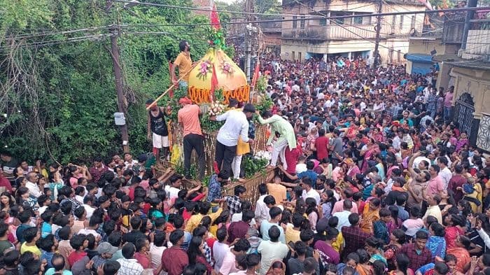 भगवान जगन्नाथ और राधा रानी की पूजा अर्चना कर धूमधाम से निकाली गई  रथ यात्रा
