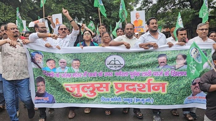 झामुमो  कार्यकर्ताओं ने  केन्द्र सरकार का फूँका पुतला, धर्मेंद्र की इस्तीफे को ले जताया विरोध