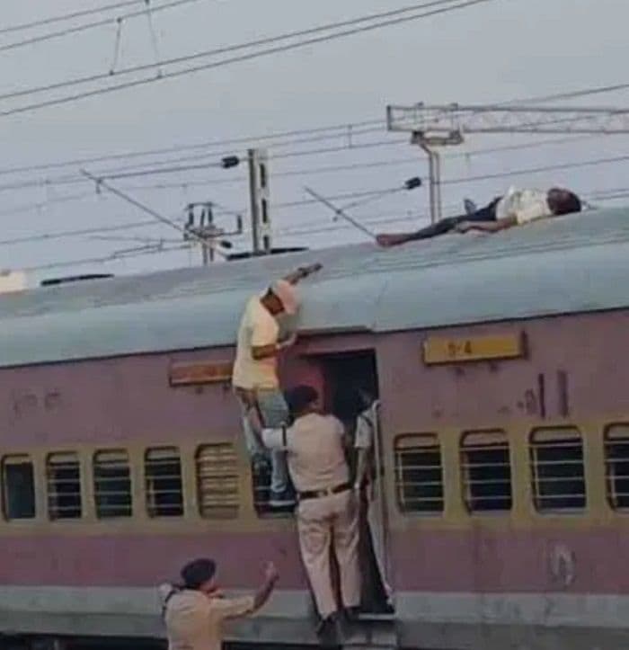 ट्रेन की छत पर चढ़ने से युवक हाईटेंशन तार की चपेट में आया, गंभीर रूप से झुलसा