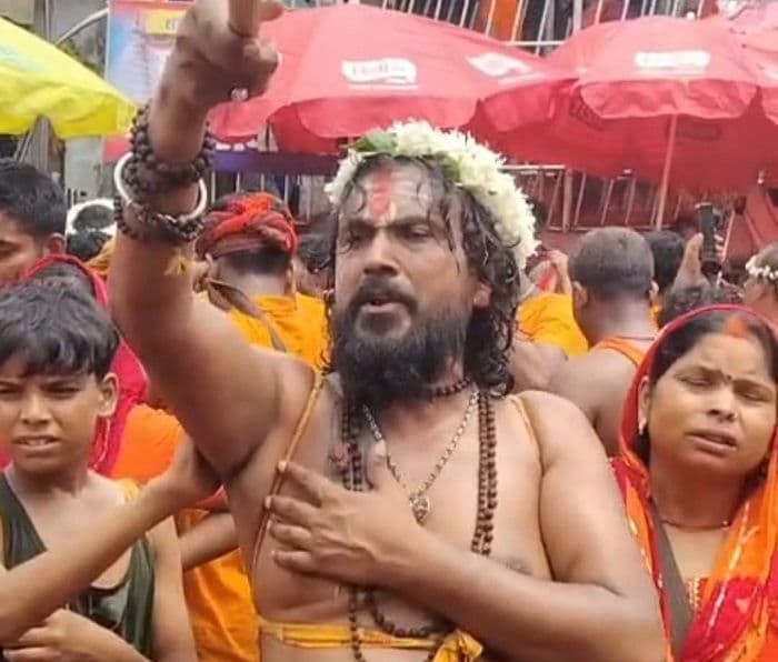 लोजपा पलामू जिला अध्यक्ष राकेश सिंह ने सपत्नीक -पुत्र के साथ बैद्यनाथ मंदिर में की पूजा -अर्चना