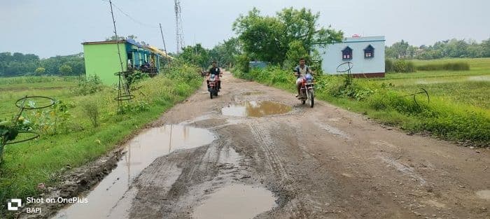 बहरागोड़ा की बदहाल तस्वीर: बहोलिया गांव जलमग्न, बाबा नगरी चित्रेश्वर जाने वाली मुख्य सड़क बनी तालाब, आखिर कब जागेगा प्रशासन ? 