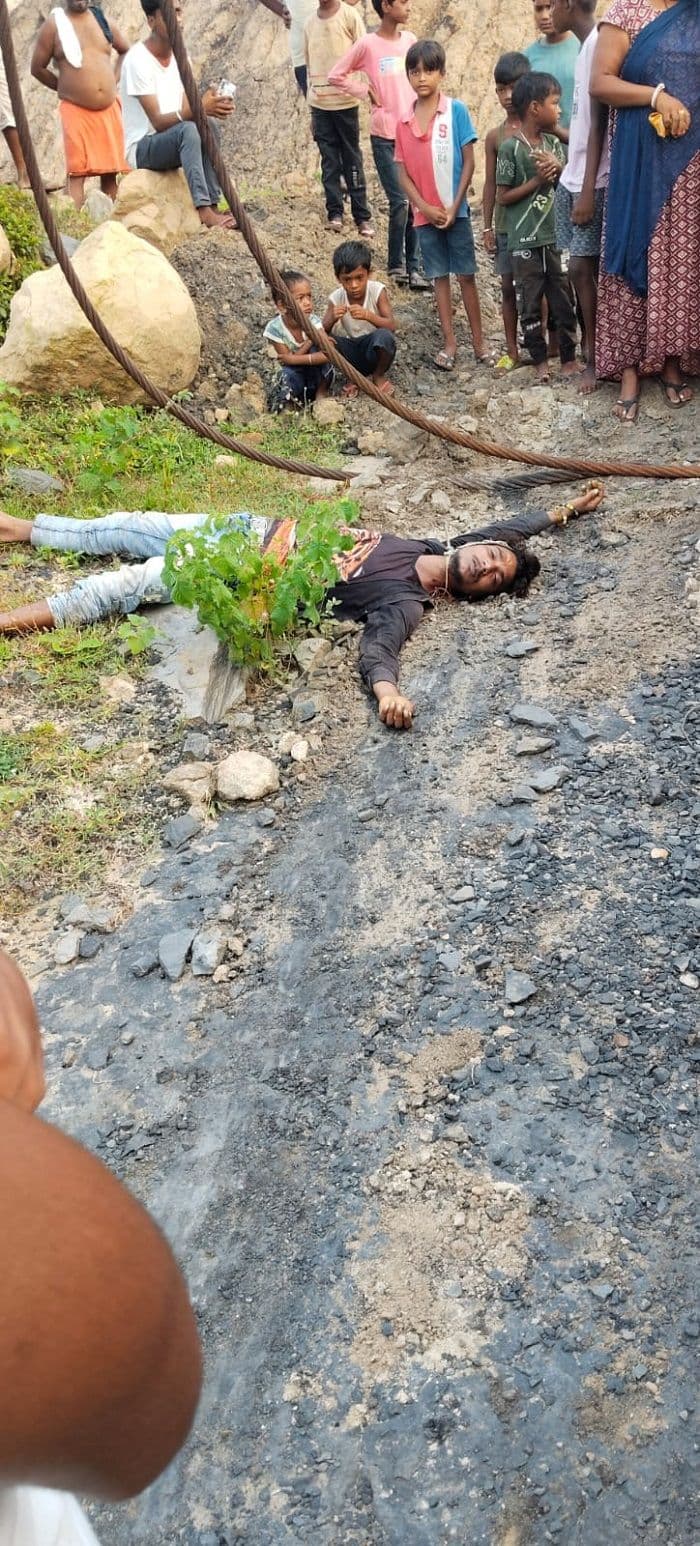 राजहरा  कोलियरी  के बंद खदान में शावल मशीन में लटकी हुई मिली युवक की लाश 