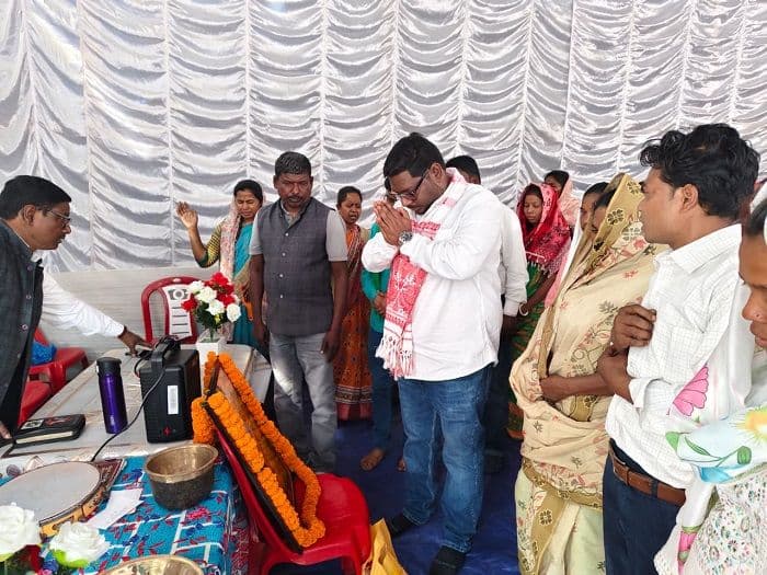 श्राद्ध भोज में शामिल हुए झामुमो युवा नेता विकास मुर्मू