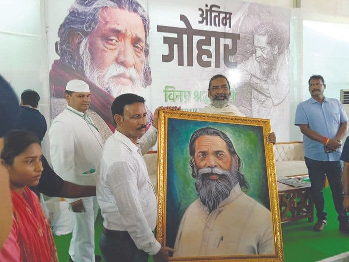पाकुड़ के चर्चित चित्रकार विनय ने अपने हाथों से बने गुरु जी की पोर्ट्रेट सीएम हेमंत को नेमरा में किया भेट