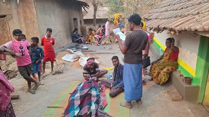 तलाकशुदा पत्नी से मिलने पहुंचे  युवक की  हत्या, संदेह पर दो महिला को ग्रामीणों ने बनाया बंधक