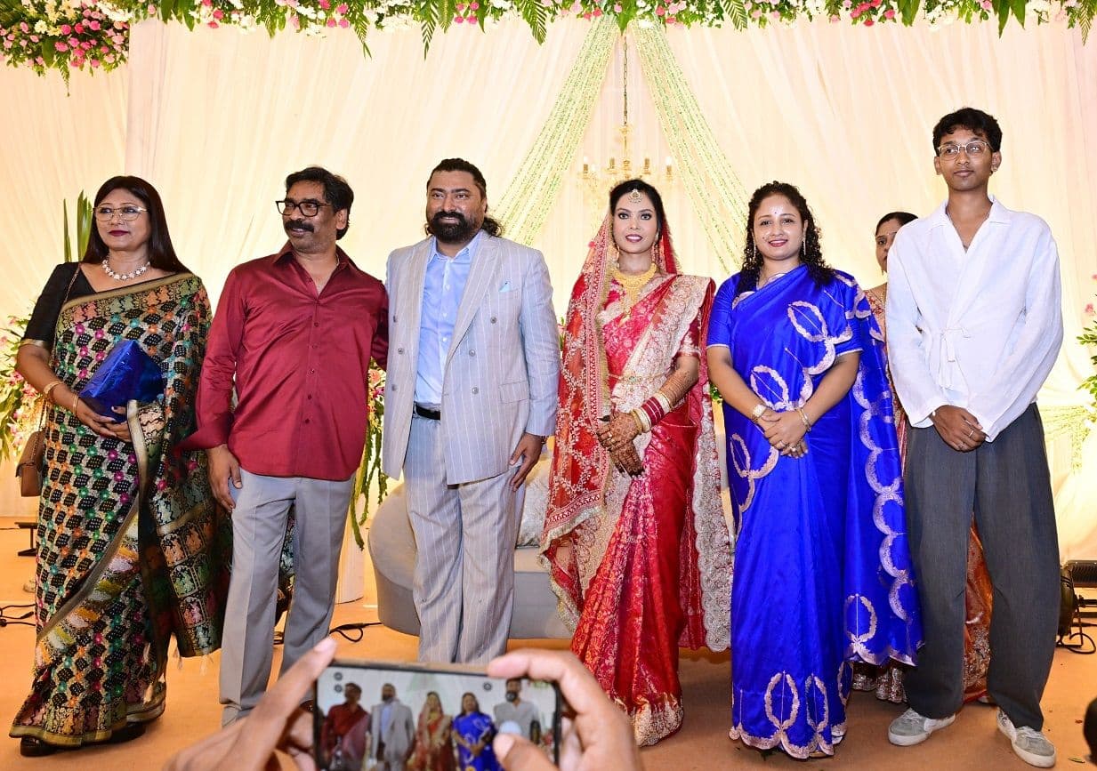 मुख्यमंत्री हेमन्त सोरेन ने सांसद विजय हांसदा के रिसेप्शन में दी नवदंपति को शुभकामनाएं