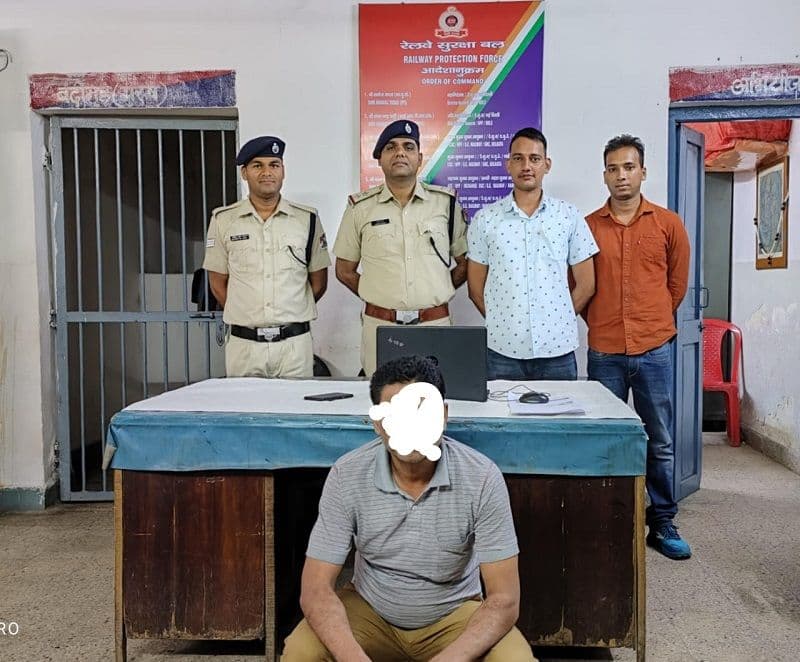 रेल टिकट की कालाबाजारी करते एक व्यक्ति गिरफ्तार