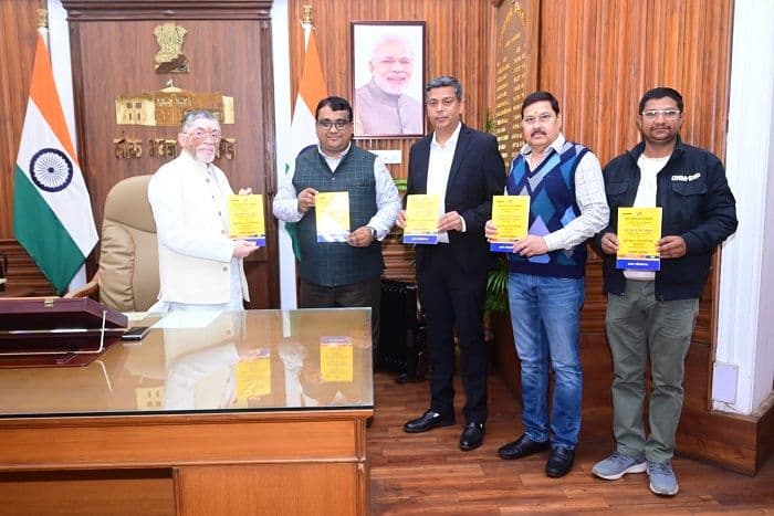 राज्यपाल संतोष गंगवार ने पुस्तक का किया विमोचन