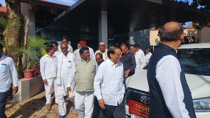 कांग्रेस प्रदेश प्रभारी के. राजू पहुंचे विधायक रामचंद्र सिंह के पैतृक गांव मंगरा, परिवार से की मुलाकात