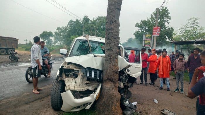 स्कॉर्पियो खजूर पेड़ से टकराया, कई लोग हुए घायल