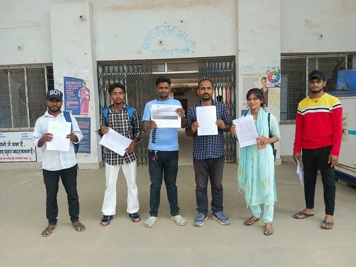 लाइसेंस शिविर में समय से पहले भागे अधिकारी कर्मचारी, दूर-दराज से आए आवेदक लौटे खाली हाथ