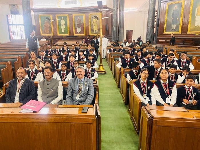 टोरियन स्कूल रांची के 50 बच्चों ने आज  केंद्रीय रक्षा राज्य मंत्री संजय सेठ के साथ  संसद भवन का भ्रमण किया 