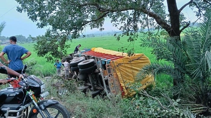 पाकुड़ हिरणपुर मुख्य सड़क पर सोलगाडिया के पास बड़ा हादसा टला, सीमेंट लदा ट्रक अनियंत्रित होकर खेत में गिरा