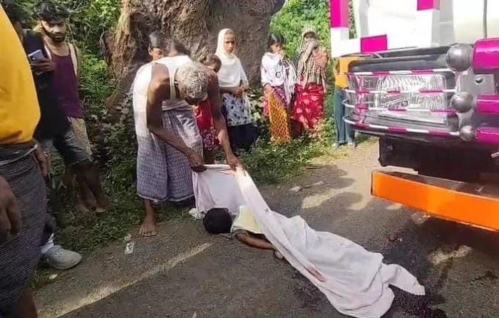 दादा के हाथ से छूटी मासूम की जिंदगी, हाईवा ने रौंद डाला, आक्रोशित ग्रामीणों ने पांच घंटे किया सड़क जाम 