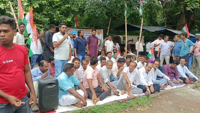 नीट पेपर लीक छात्रों पर लाठी चार्ज, राहुल गांधी की गिरफ्तारी के मुद्दे पर पाकुड़ में कांग्रेस का हल्ला बोल
