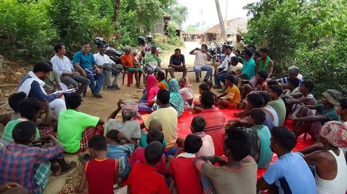 वोट बहिष्कार करने वाले गांव पहुंच ग्रामीणों से मिले बीडीओ, सुनी मांगें 