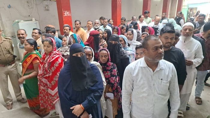 नगरपालिका चुनाव 2026: सुबह से मतदान केंद्रों पर लंबी कतारें, प्रशासन सतर्क