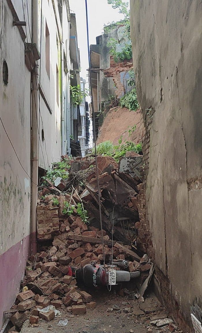 सौ वर्ष पुरानी इमारत ढही, प्राचीन सत्यनारायण मंदिर को भी पहुंचा नुकसान