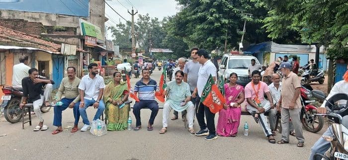 लाठीचार्ज के विरोध में लोहरदगा में भाजपा का प्रदर्शन, कई जगह सड़क जाम