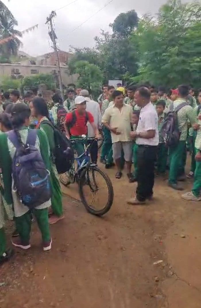 हाउस ड्रेस में न आने पर बच्चों को स्कूल में प्रवेश पर रोका गया