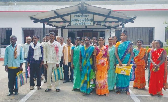 भू-माफियाओं ने आदिवासियों के जमीन और घरों को करा लिया अपने नाम, स्कूल को भी नहीं छोड़ा