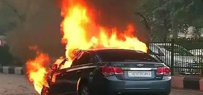 पटना में खेल-खेल में कार में लॉक हो गए भाई-बहन, अचानक लगी आग में जलकर दोनों की मौत
