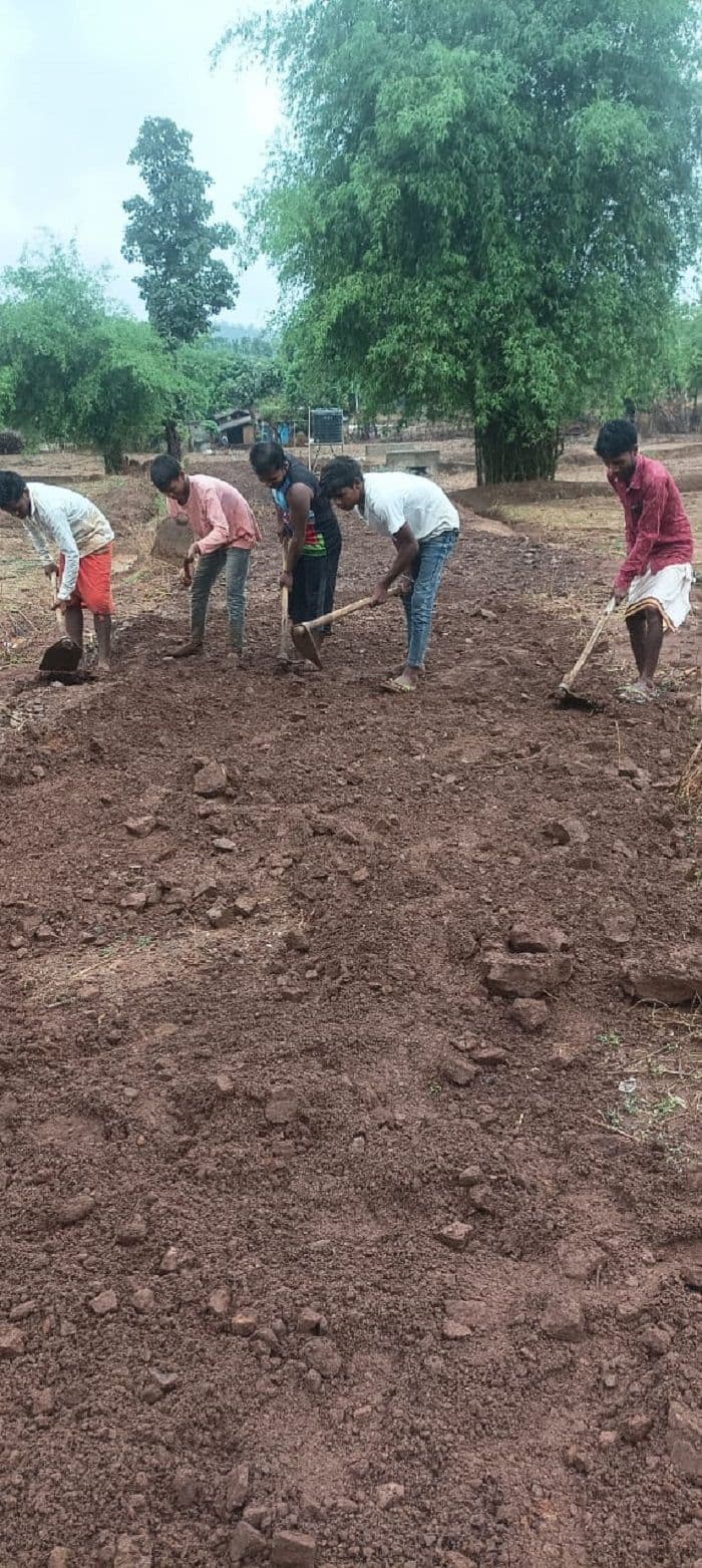 रतहाखाड़ में ग्रामीणों ने किया सड़क का मरम्मत