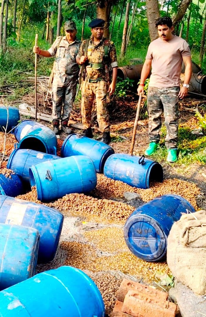 अवैध शराब कारोबार पर थाना प्रभारी दीपक कुमार सिंह का बड़ा प्रहार , 50 क्विंटल जावा महुआ किया नष्ट