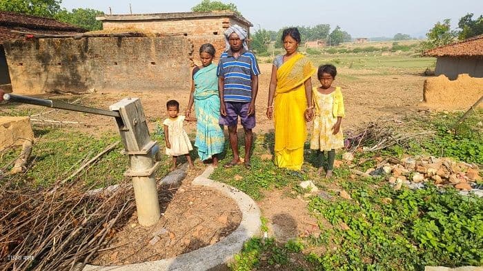 विकास के दावों के बीच बदहाल नगड़ी: खटिया बन रही एम्बुलेंस, 5 साल से प्यासे हैं चापाकल 