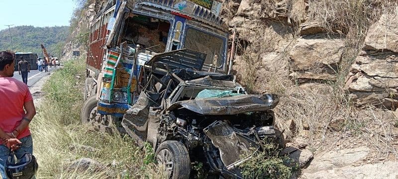चुटूपालू घाटी में अनियंत्रित ट्रक ने कई वाहनों को मारी टक्कर, एक व्यक्ति की मौत