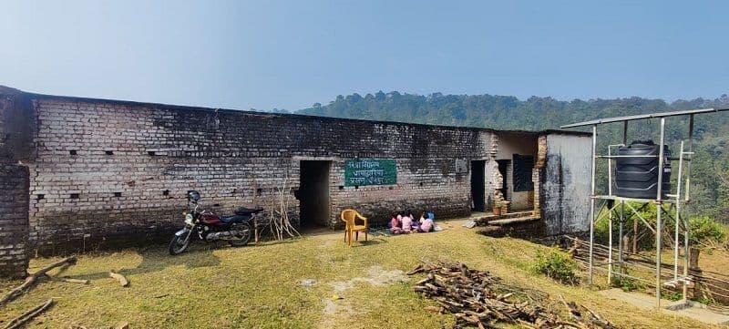 नव प्राथमिक विद्यालय चापाझरिया खंडहर में तब्दील जान जोख़िम में डालकर बच्चे पढ़ने को मजबूर 