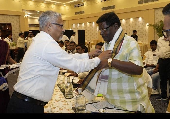 हेमलाल मुर्मू की मांग पर वनांचल  में फर्स्ट एसी की सुविधा शुरू, जिला उपाध्यक्ष हाजी समद ने दी बधाई