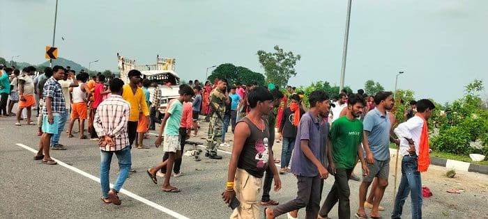 छतरपुर में मालवाहक पिकअप पलटने से लगभग दो दर्जन मजदूर हुए घायल