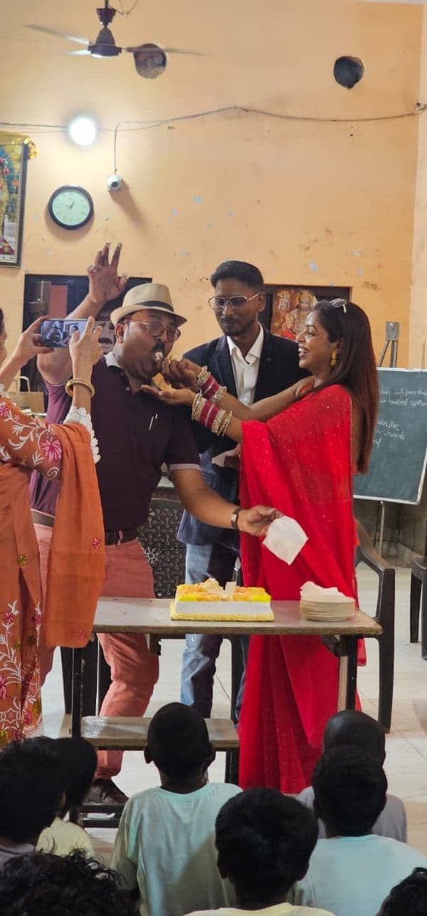 टीवी अभिनेत्री काजल मौर्य ने आदिम जाति आश्रम में मनाया जन्मदिन