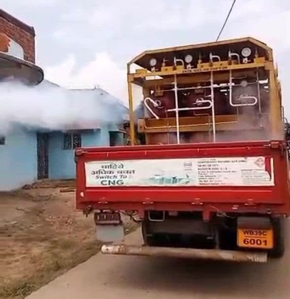 ओएनजीसी ट्रांसपोर्टिंग गाड़ी से सीएनजी गैस लीक, बड़ा हादसा टला, बाल बाल बचे लोग 
