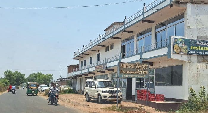 आदित्य रेस्टोरेंट में एसडीएम की छापेमारी, दो जोड़ी युवक-युवती पुलिस हिरासत में