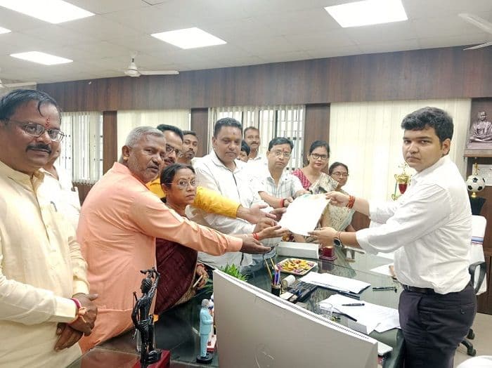 पाकुड़ से पाकिस्तानी नागरिकों को चिन्हित कर बाहर करने का भाजपा ने डीसी से किया मांग, सौंपा मांग पत्र