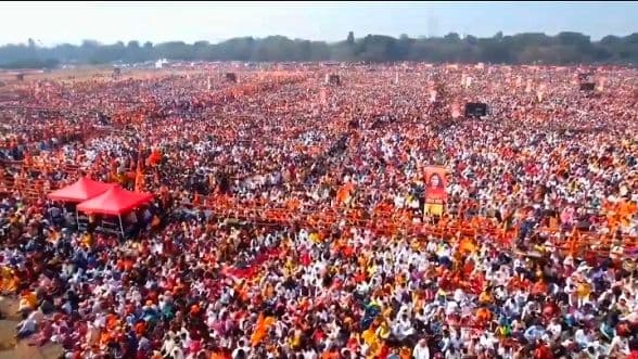 कोलकाता के ब्रिगेड परेड मैदान में लाखों लोगों ने पढ़ी गीता